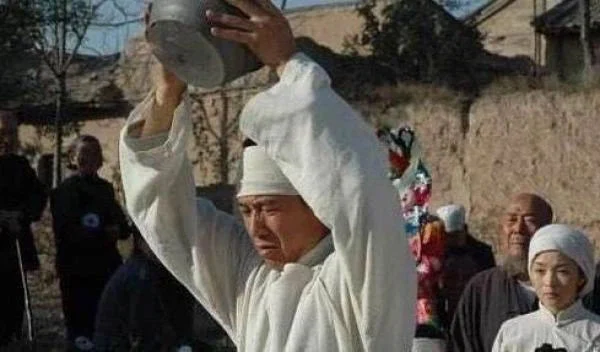 Đập Siêu Trong Tang Lễ: Tiếng Vỡ Tan Của Ly Biệt Và Bát Cơm Chu Cấp Cuối Cùng